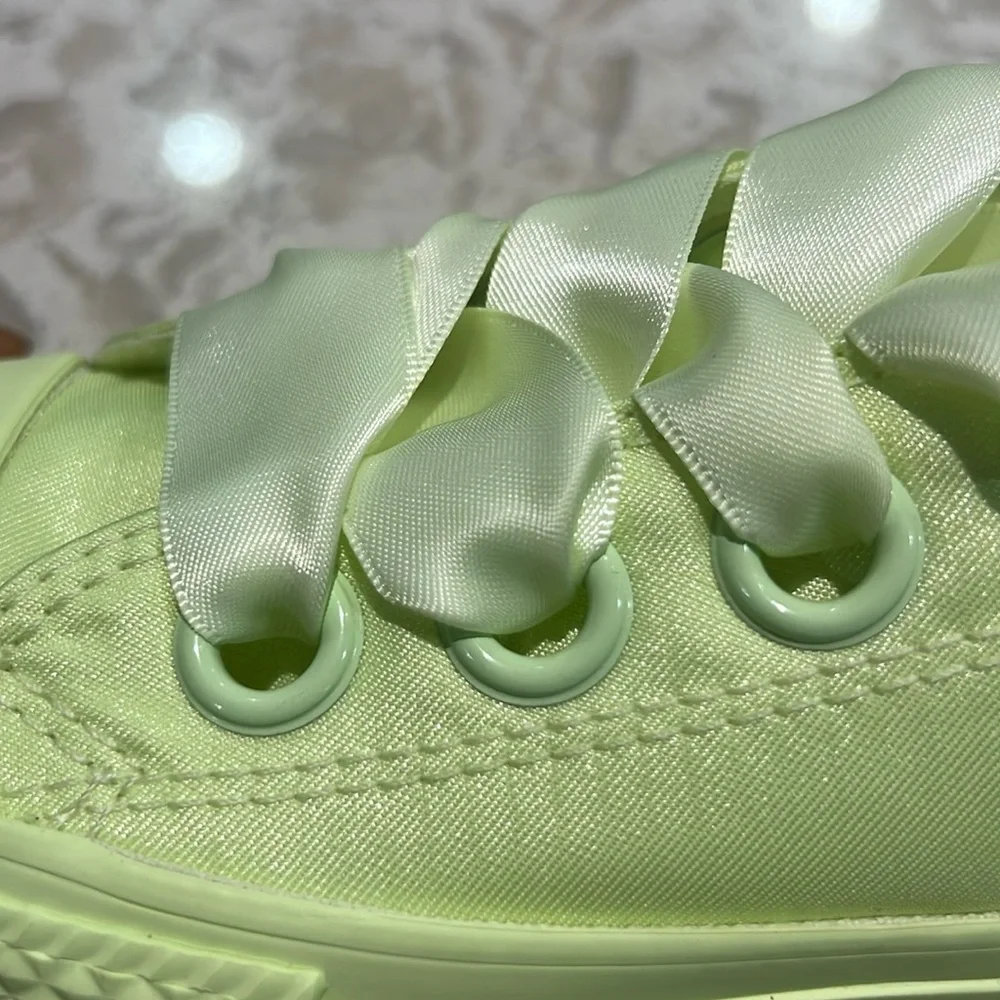 CONVERSE Ctas Big Eyelets Ox in Barely Volt